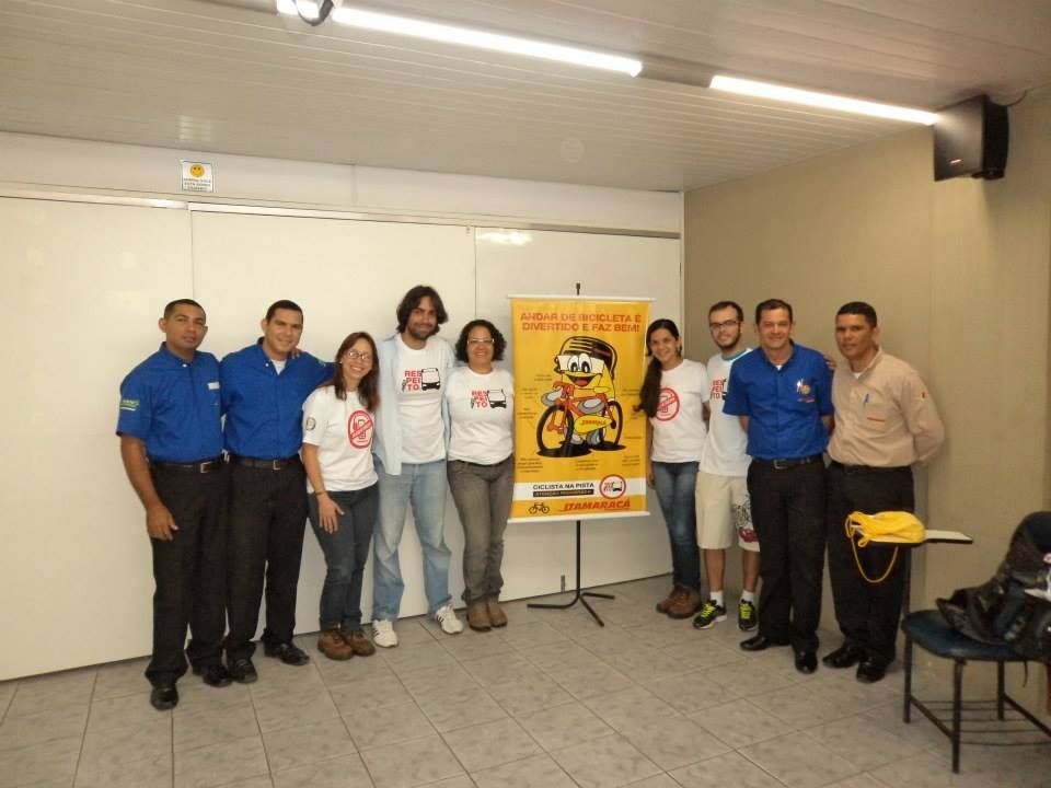 Grupo de pessoas reunidas em sala durante apresentação de projeto de mobilidade por bicicleta